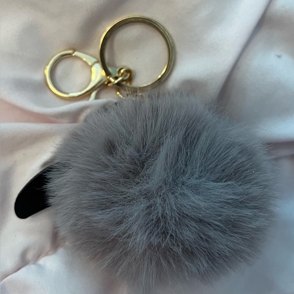 Penguin Fuzzy Pom Keychain\Bagcharm New - Picture 2 of 2